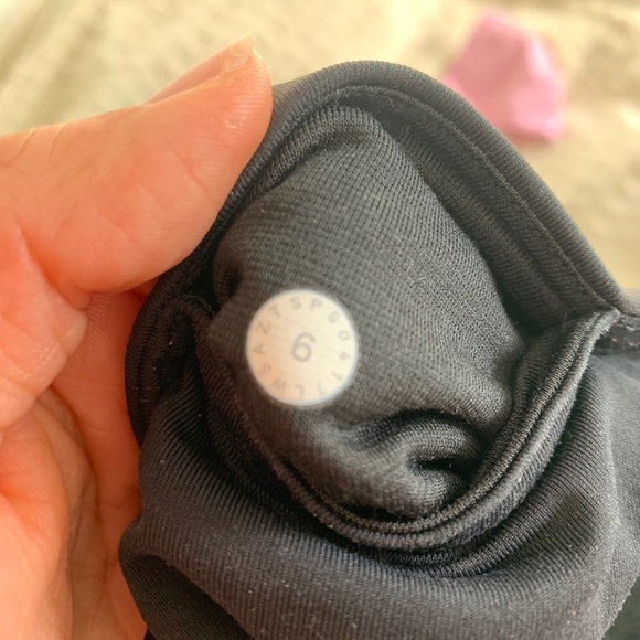 Lululemon Sz 6 Black Leggings - Picture 3 of 3